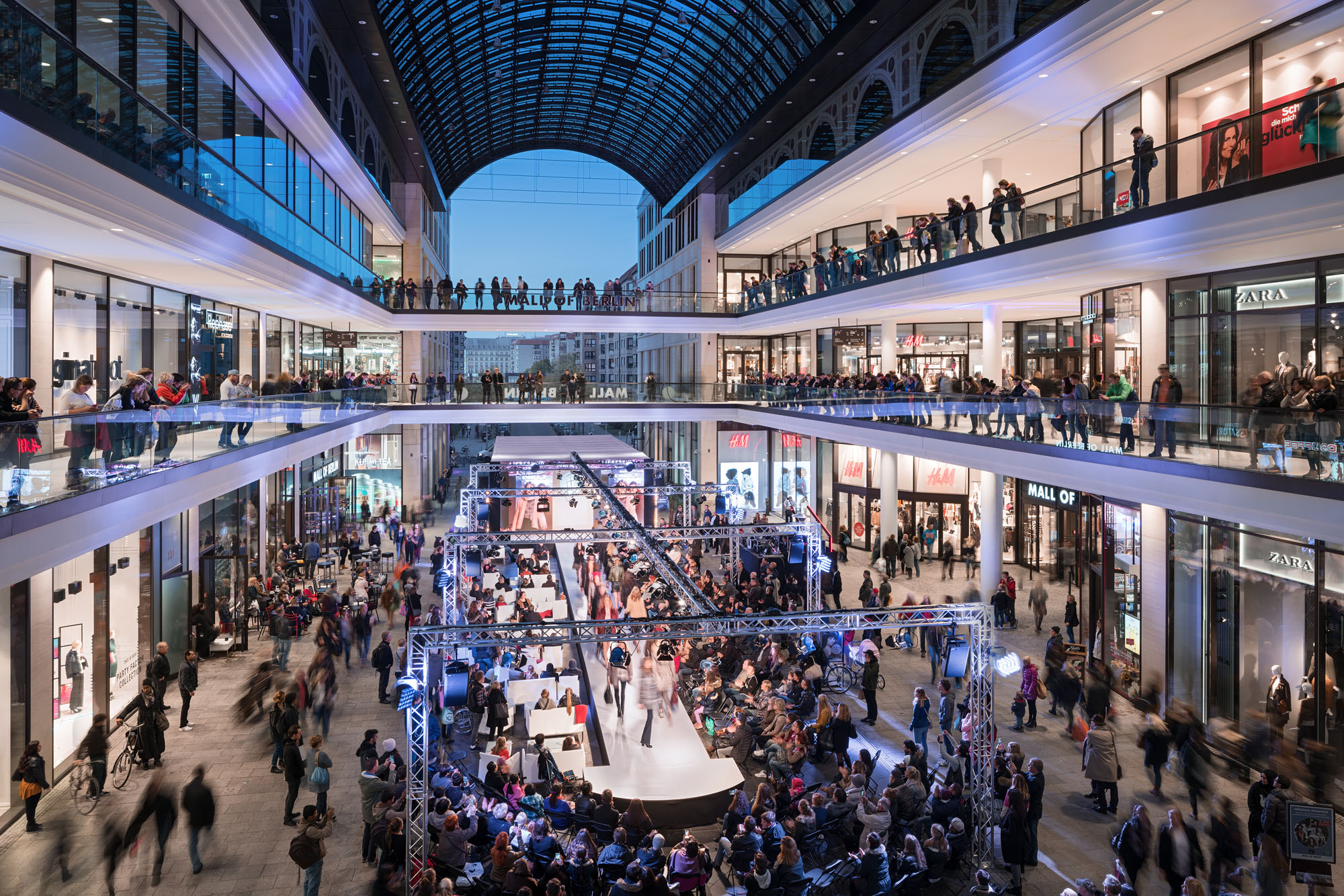 Mall of Berlin Einkaufen am Leipziger Platz in Berlin Mitte gross